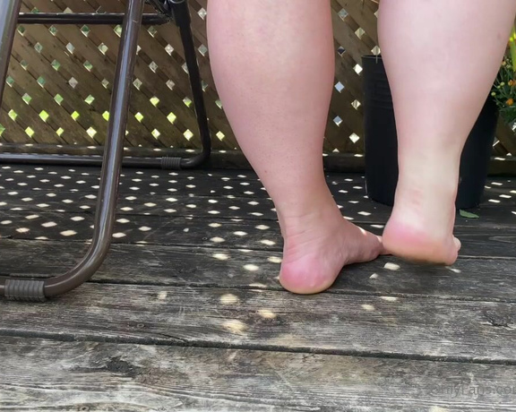 Caroline aka Feetsiecakes_ OnlyFans - For my dirty feet lovers! Let me talk you through worshipping my filthy feet Are you a good boy Wil