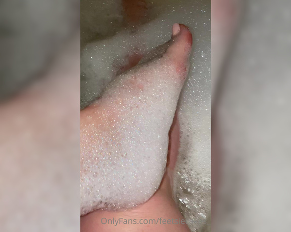 Caroline aka Feetsiecakes_ OnlyFans - Finally time for some self care Washing my stinky feet