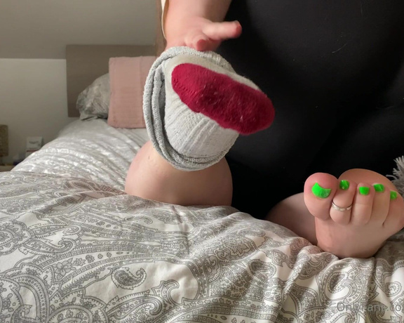 Caroline aka Feetsiecakes_ OnlyFans - Booty and soles strip tease