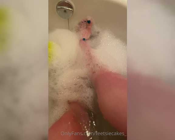 Caroline aka Feetsiecakes_ OnlyFans - Bathtub! Ignore the burn on my leg