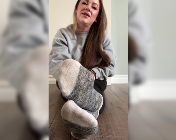 Caroline aka Feetsiecakes_ OnlyFans - Let me peel my socks off so you can worship my sweaty feet