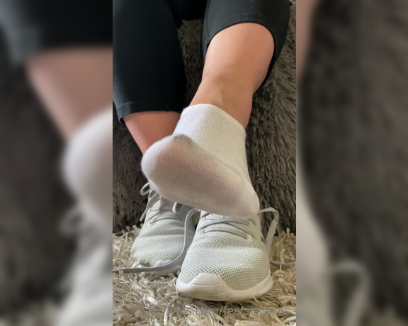 Caroline aka Feetsiecakes_ OnlyFans - Shoe removal and sweaty feet