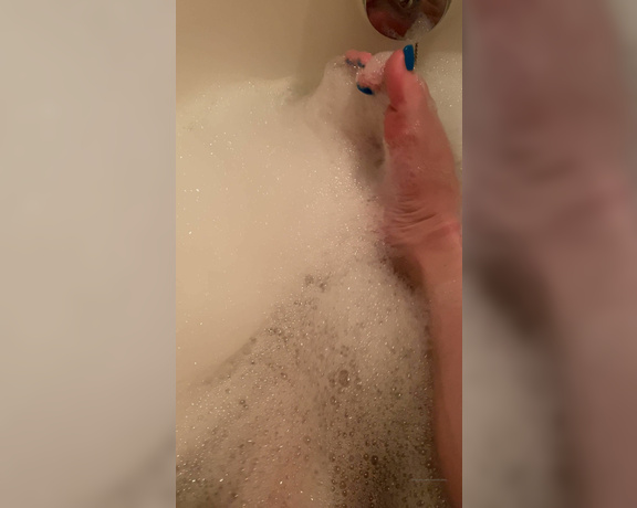 Caroline aka Feetsiecakes_ OnlyFans - New colour Finally home and in the tub What would you do to be a fly on my wall Better yet, what