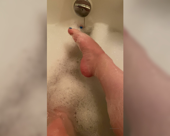 Caroline aka Feetsiecakes_ OnlyFans - New colour Finally home and in the tub What would you do to be a fly on my wall Better yet, what