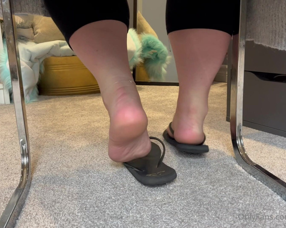 Caroline aka Feetsiecakes_ OnlyFans - POV Sneaking a peak at my flip flop feet from the doorway of my office How long before you’re kneel