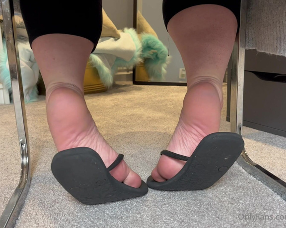 Caroline aka Feetsiecakes_ OnlyFans - POV Sneaking a peak at my flip flop feet from the doorway of my office How long before you’re kneel