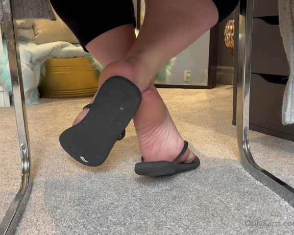 Caroline aka Feetsiecakes_ OnlyFans - POV Sneaking a peak at my flip flop feet from the doorway of my office How long before you’re kneel