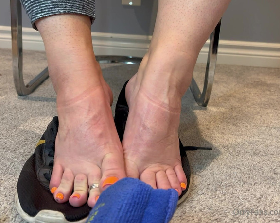 Caroline aka Feetsiecakes_ OnlyFans - Sweaty, stinky foot worship!