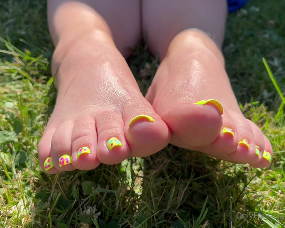 Caroline aka Feetsiecakes_ OnlyFans - Teasing yellow toes in the grass How long do you’d think you’d last before you moved in to feel the