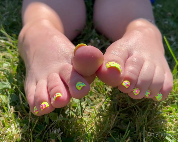 Caroline aka Feetsiecakes_ OnlyFans - Teasing yellow toes in the grass How long do you’d think you’d last before you moved in to feel the