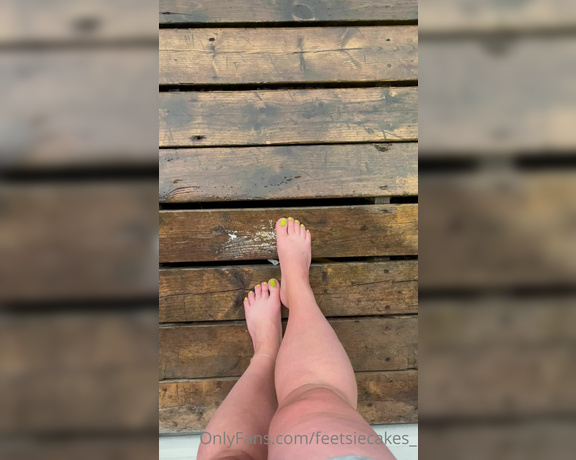 Caroline aka Feetsiecakes_ OnlyFans - Hey guys! I haven’t been feeling well the last few days, maybe a touch of sun stroke It’s been in 8