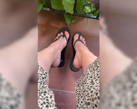 Caroline aka Feetsiecakes_ OnlyFans - Enjoying lunch in little Italy Dirty flip flop feet from walking around 10