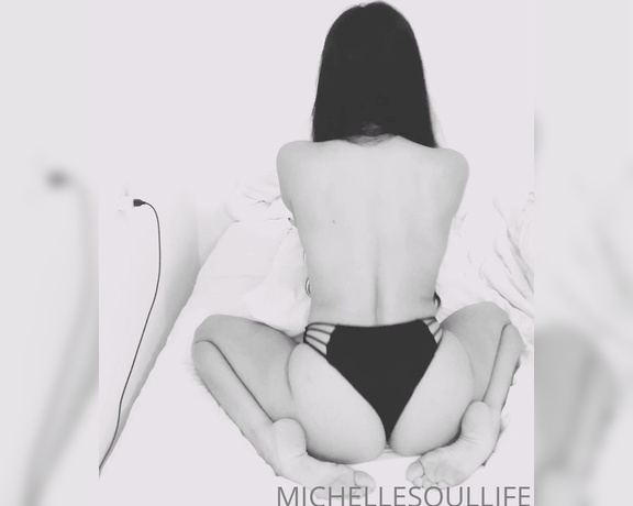 Michelle aka Michellesoullife OnlyFans - Who likes twerking Like and comment