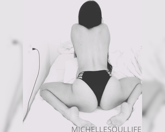 Michelle aka Michellesoullife OnlyFans - Who likes twerking Like and comment