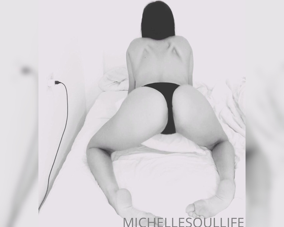 Michelle aka Michellesoullife OnlyFans - Who likes twerking Like and comment