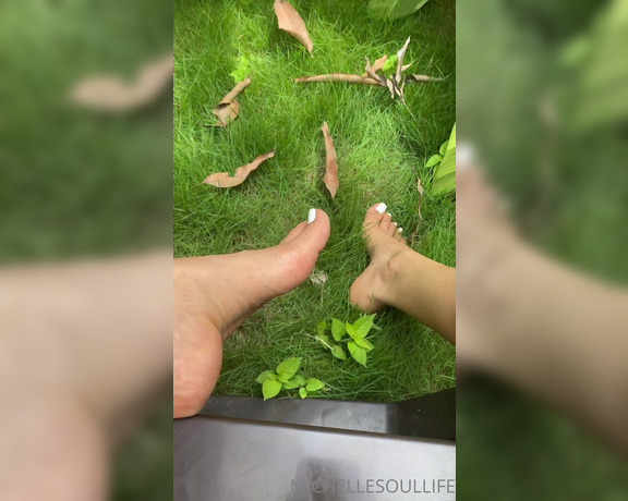 Michelle aka Michellesoullife OnlyFans - Who likes going on a walk barefoot (real time sounds) 1