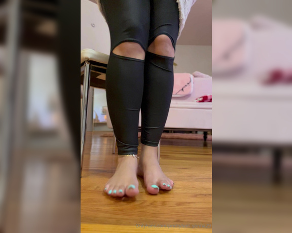 Pretty Yonna aka Prettyfeet_yonna29 OnlyFans - My toes look like a lollipop