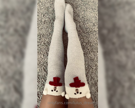 Lulus Dreamz aka Lulus_dreamz OnlyFans - Feet worship in love with warm socks  sweaty feet and then rubbing them on each other and with