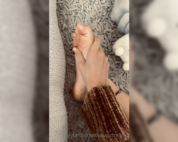 Lulus Dreamz aka Lulus_dreamz OnlyFans - Feet worship in love with warm socks  sweaty feet and then rubbing them on each other and with