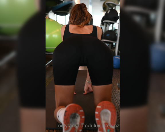 Lulus Dreamz aka Lulus_dreamz OnlyFans - Wish I could wiggle this booty in your face, and also see how much of a camel toe these tight leggin