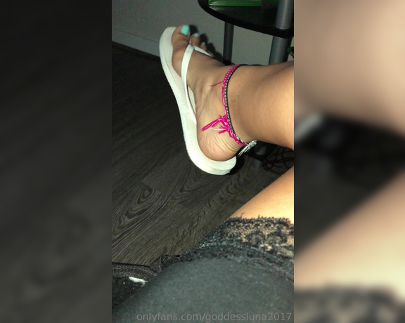 LunaKayTheGoddess aka Goddessluna2017 OnlyFans - Flip floppin around in my new matte turquoise pedi