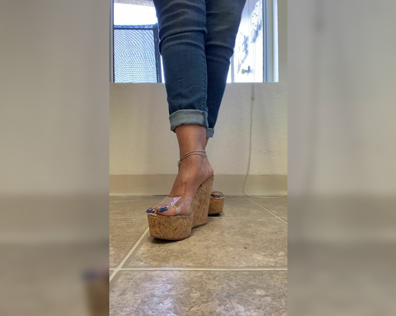 Goddesspersia71 aka Sexyfeet47 Onlyfans - Beautiful day for you to worship my feet