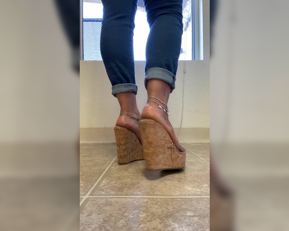 Goddesspersia71 aka Sexyfeet47 Onlyfans - Beautiful day for you to worship my feet