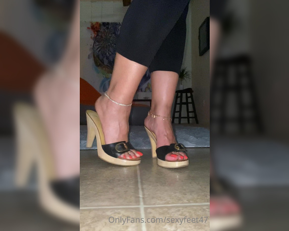 Goddesspersia71 aka Sexyfeet47 Onlyfans - Morning boys! #Thursday True story of how I caught a foot boy staring at me gorgeous feet behind me
