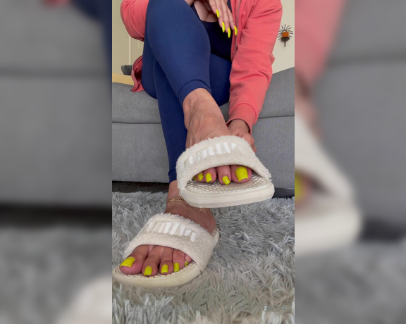 Goddesspersia71 aka Sexyfeet47 Onlyfans - Hello Boys! Lil tease from a custom clip Last day for can you guess what’s next