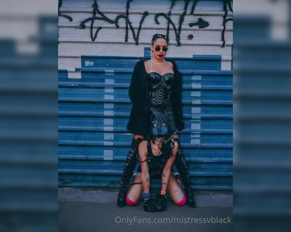 Mistress V Black aka Mistressvblack Onlyfans - Dia de levar os pets para passear Day to take the pets for a walk Com @amyblack