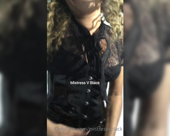 Mistress V Black aka Mistressvblack Onlyfans - Lngua pra fora, vadia chupeteira !