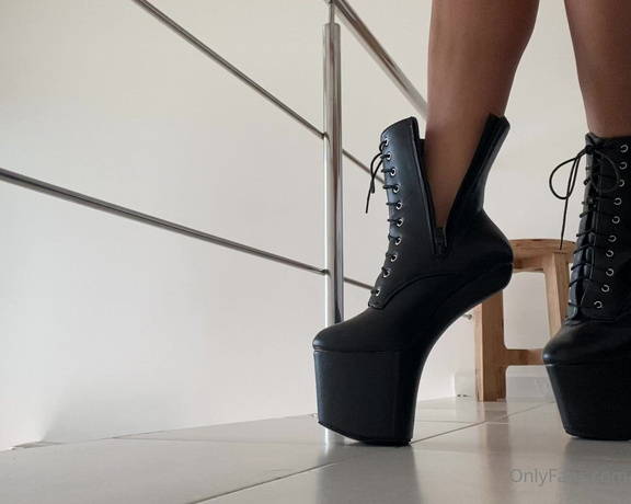 Mistress V Black aka Mistressvblack Onlyfans - No resisti e testei as botas da minha gua Isso realmente cansa as pernas I couldnt resist testi