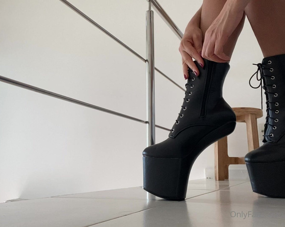 Mistress V Black aka Mistressvblack Onlyfans - No resisti e testei as botas da minha gua Isso realmente cansa as pernas I couldnt resist testi