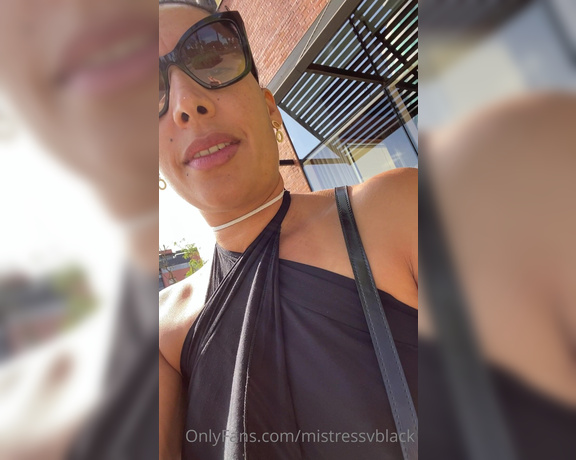 Mistress V Black aka Mistressvblack Onlyfans - Enquanto eu relaxo depois de fazer compras, voc pode ser o meu cinzeiro natal, envie tips para