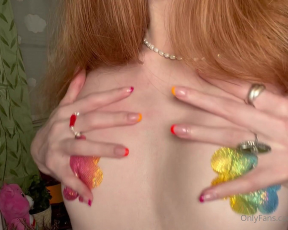 Zoe Strawberry aka Redxxxsuede OnlyFans - Long nails make the best scratches 1