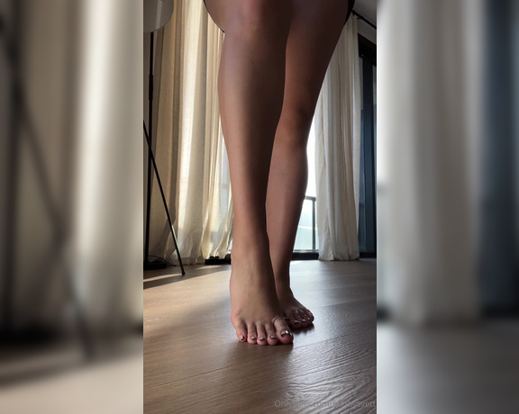 FeetbySvett aka Feetbysvett OnlyFans - My pretty feet say hello 2