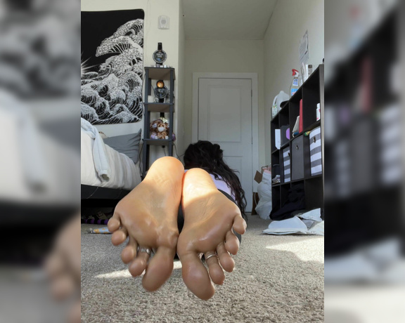 Goddess Coco aka Cocobonsolez OnlyFans - Baby oil and rubbing my soft soles together for a good min in the sun 2