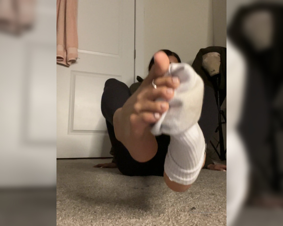 Goddess Coco aka Cocobonsolez OnlyFans - 5 minutes of me teasing you win dirty socks, taking them off right after the gym and to making the 2