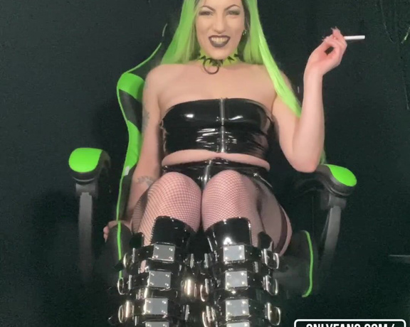 Rave Baby aka Smokinggoddess OnlyFans - Oh you NEED to go see more of this onlyfanscommistress rave