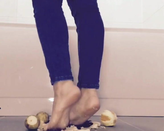 Lady Annabelle aka Lady__annabelle OnlyFans - If you are a foot lover you will enjoy so much this clip Crushing and squashing