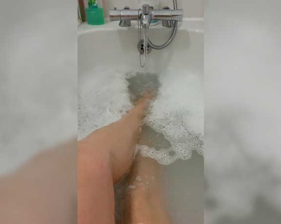 Lady Annabelle aka Lady__annabelle OnlyFans - Relaxing afternoon bath  You should be here washing