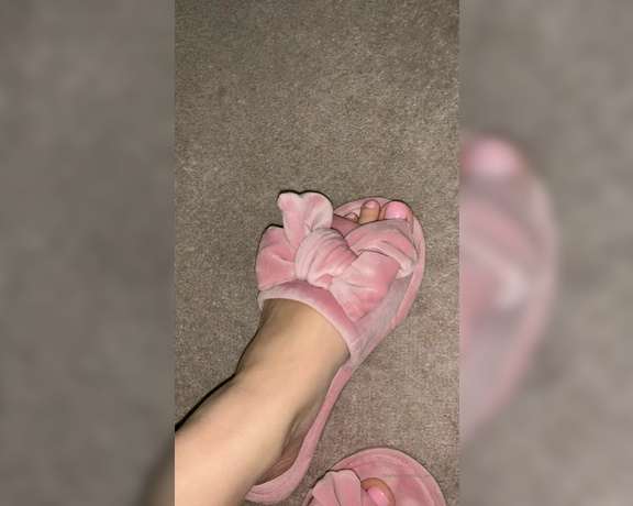 Lady Annabelle aka Lady__annabelle OnlyFans - Matching colours Thnx slave K for the comfy slippers )
