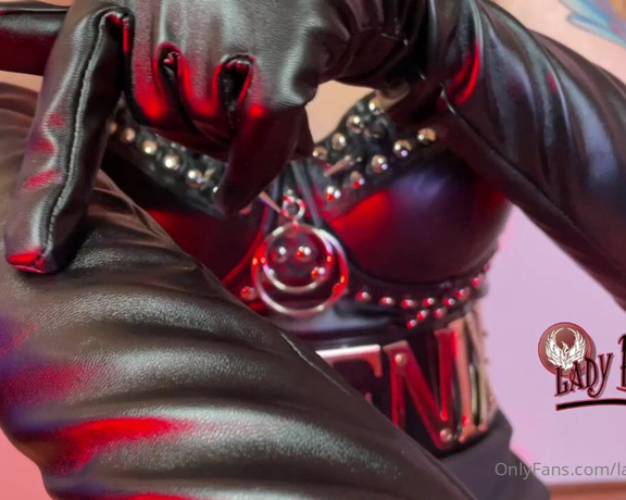 Lady_Phoenix aka Ladyphoenix_ldn OnlyFans - LEATHER DADDYS BACK Look at that leatherso much to worship! Dont know where to start Dont worr