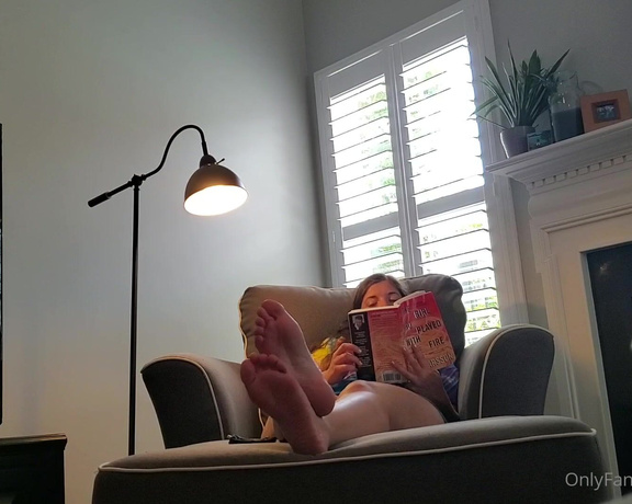 Lisa ASMR aka Lisaasmr OnlyFans - Barefoot Reading ASMR