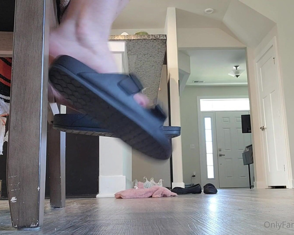 Lisa ASMR aka Lisaasmr OnlyFans - Polishing, Sandal Shoe Play, Barefoot Tease ASMR