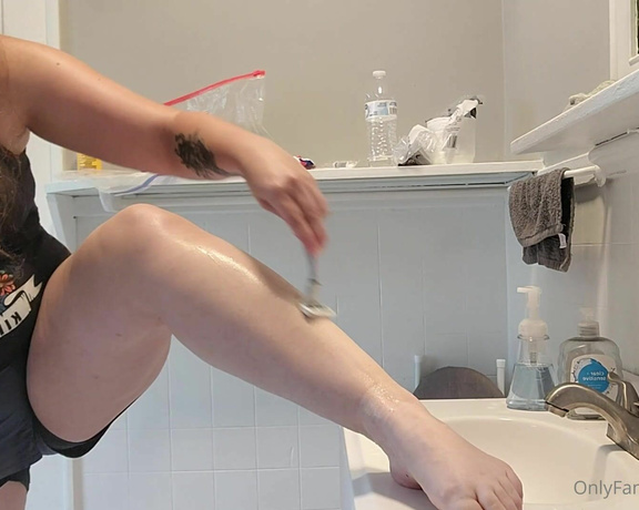 Lisa ASMR aka Lisaasmr OnlyFans - Quickest Leg Shaving ASMR