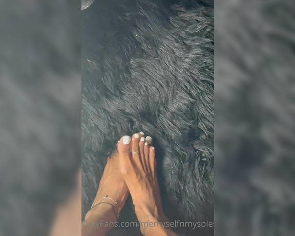 TheBarefoothooper aka Memyselfnmysoles OnlyFans - Hello