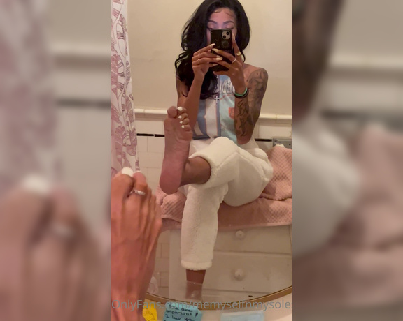 TheBarefoothooper aka Memyselfnmysoles OnlyFans - Mirror mirror on the wall …