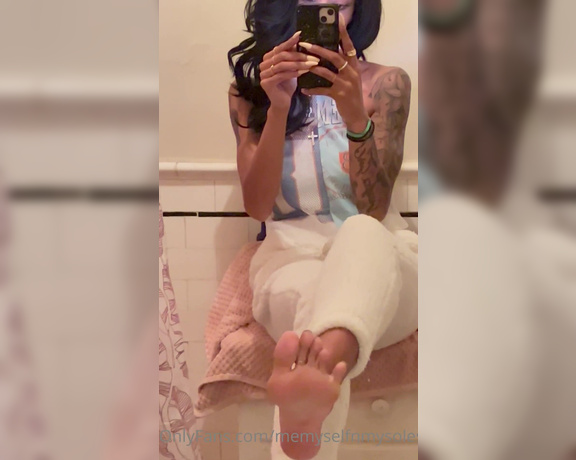 TheBarefoothooper aka Memyselfnmysoles OnlyFans - Mirror mirror on the wall …