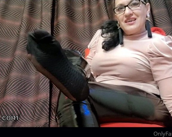 Mistress Luna aka Mistressluna OnlyFans - My sweaty feet in nylon socks, are a delicious treat for My puppies!